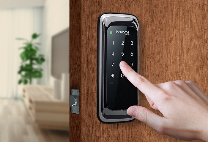 Fechadura digital em porta residencial